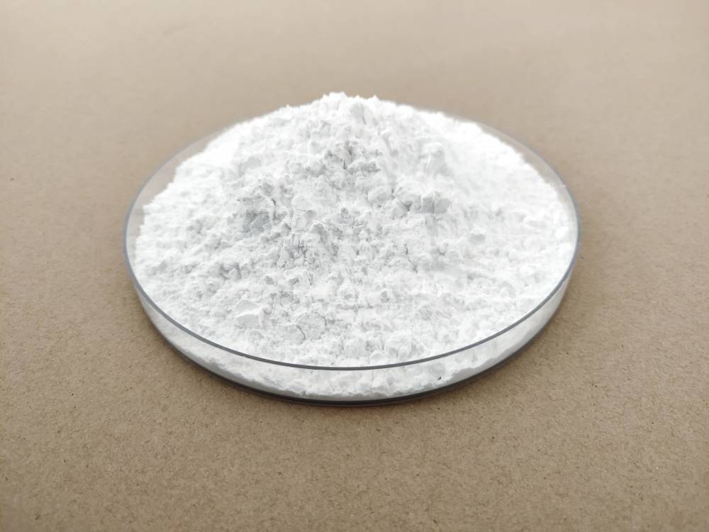 ¿Cuál es la razón del aumento significativo en la absorción de humedad de los materiales después del trituración de polvo?